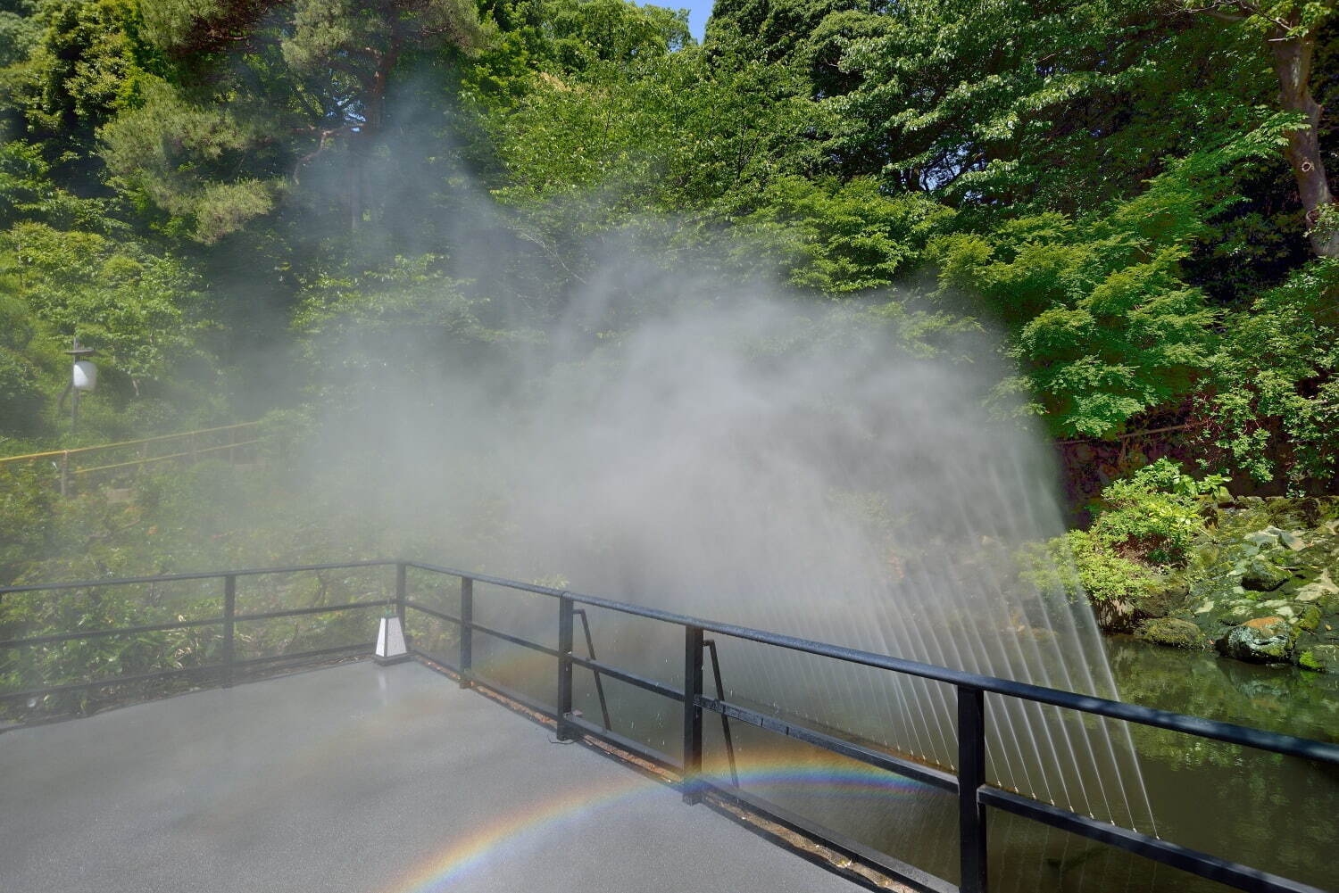 ホテル椿山荘東京で“びしょ濡れ”「雲海スプラッシュ」滝の水しぶきを再現＆江戸風鈴の音が響く夏の庭園｜写真5