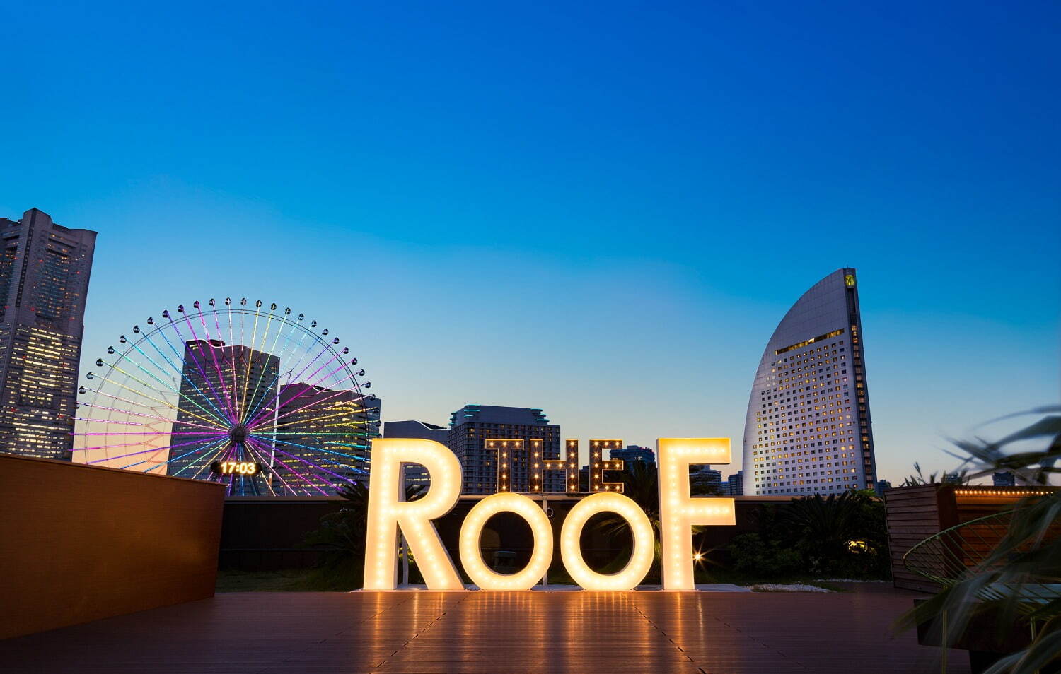 「オーシャンズバー」横浜・みなとみらいの夜景を一望できるルーフトップテラス、南国フルーツカクテルなど｜写真1