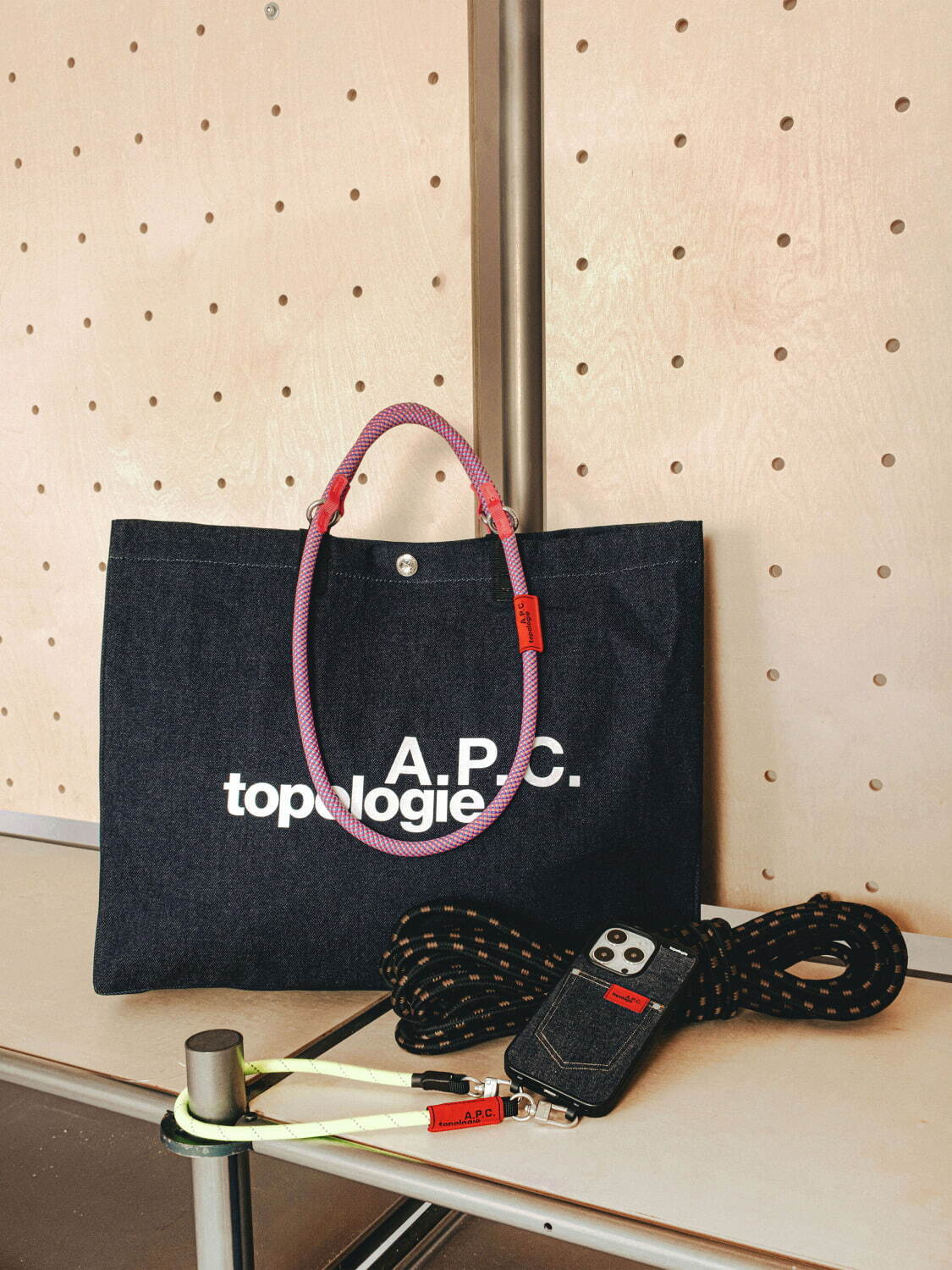 A.P.C.×トポロジー“インディゴデニム”のバッグやiPhoneケース、付け替え楽しむストラップで｜写真26