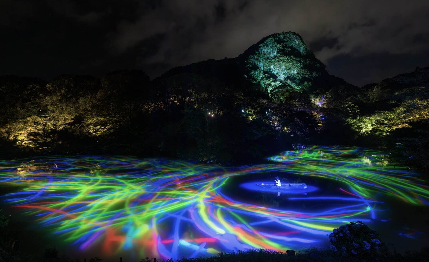 チームラボ《小舟と共に踊る鯉によって描かれる水面のドローイング - Mifuneyama Rakuen Pond》2015, Interactive Digitized Nature, 13min 24sec, Sound: Hideaki Takahashi © teamLab, courtesy Pace Gallery