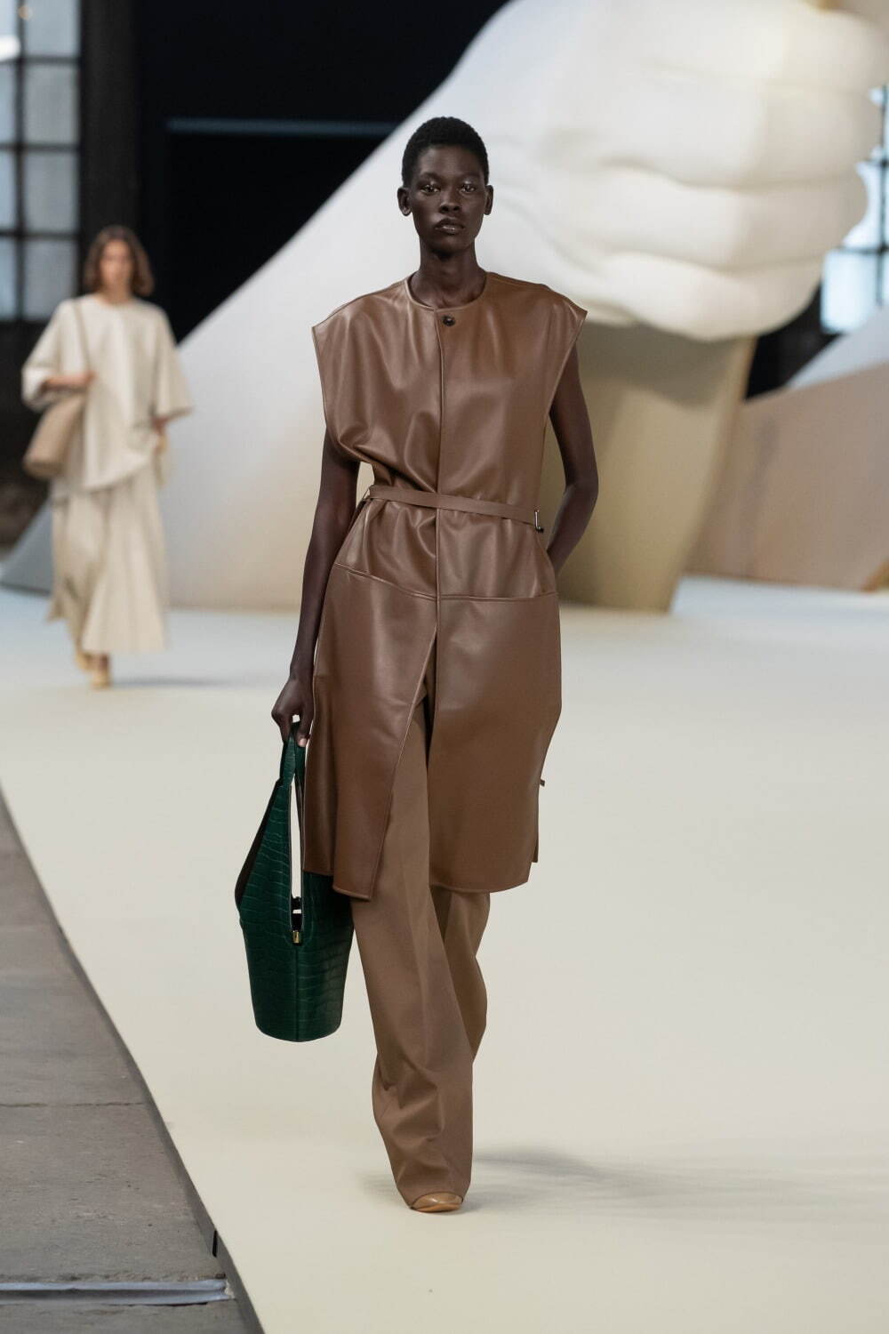 トッズ(TOD'S) 2025年春夏ウィメンズ&メンズコレクション シルエット - 写真33