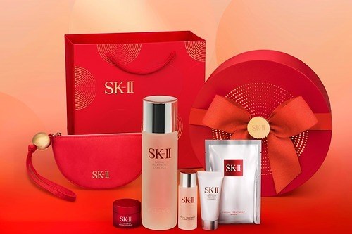 SK-II24年クリスマスコフレ第1弾、真っ赤なポーチ付き！“人気化粧水現品入り”スキンケアキット