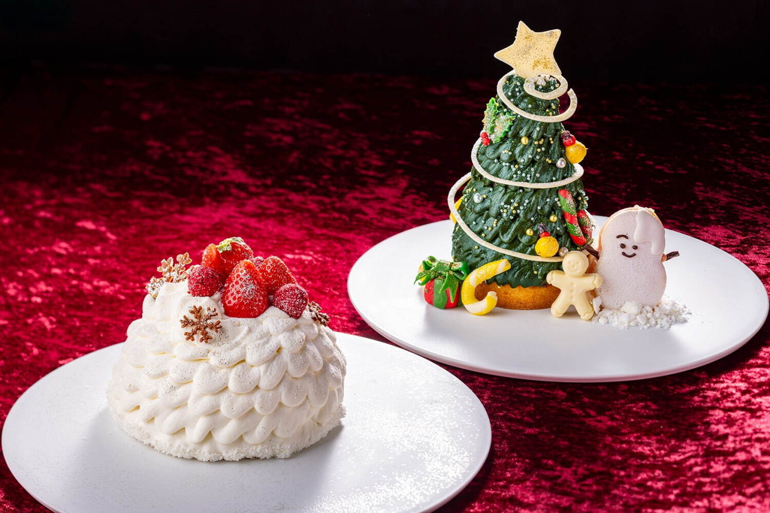 (奥から)クリスマス フォレノワール 7,452円(直径8cm×高さ18cm)、スパークリングスノー ショートケーキ 6,372円(4号/直径12cm)、7,452円(5号/直径15cm)