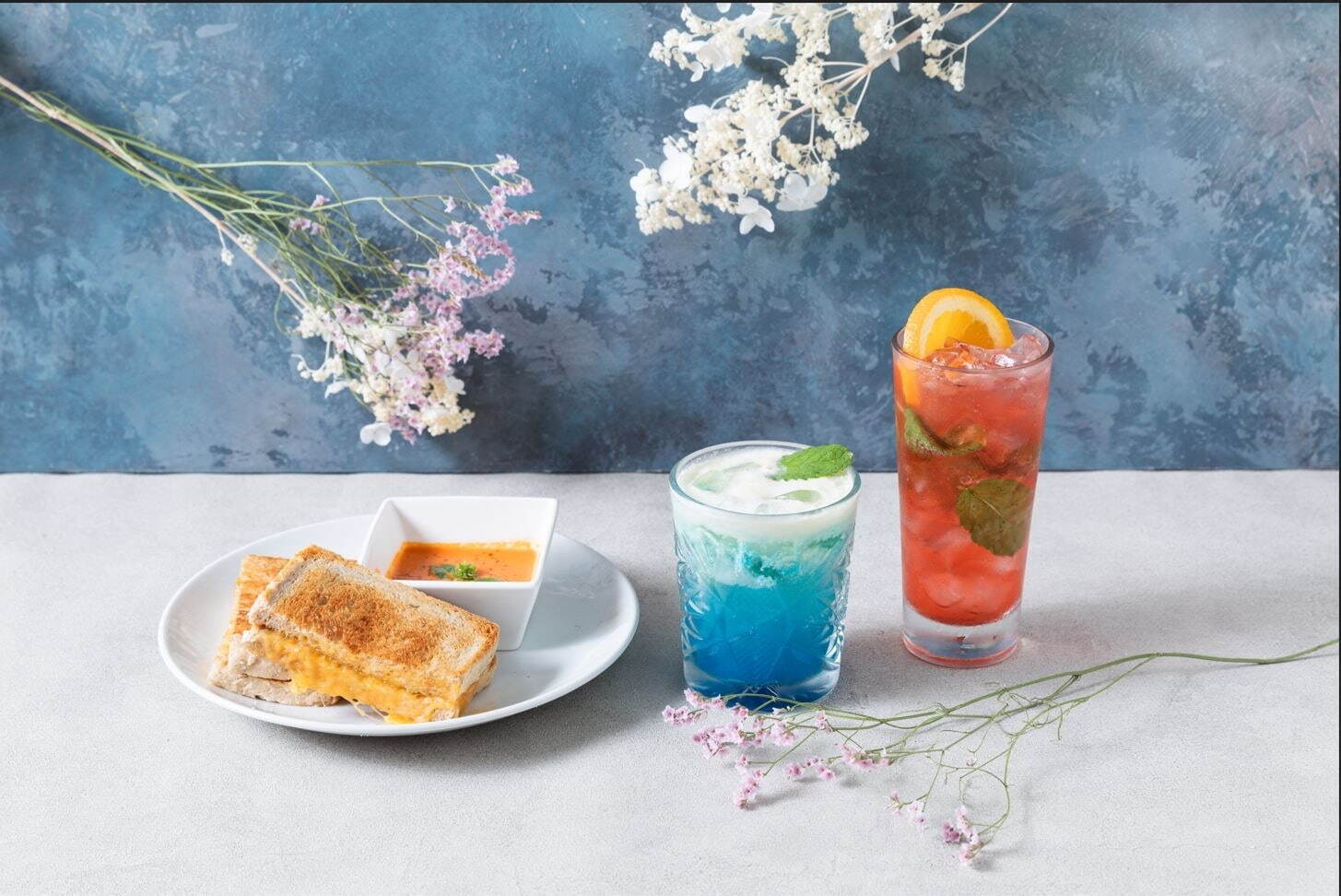 ハードロックカフェ「グリルドチーズ」1,430円、「Blue Lilly」※ノンアルコール 1,380円、「夕景」※アルコール 1,680円