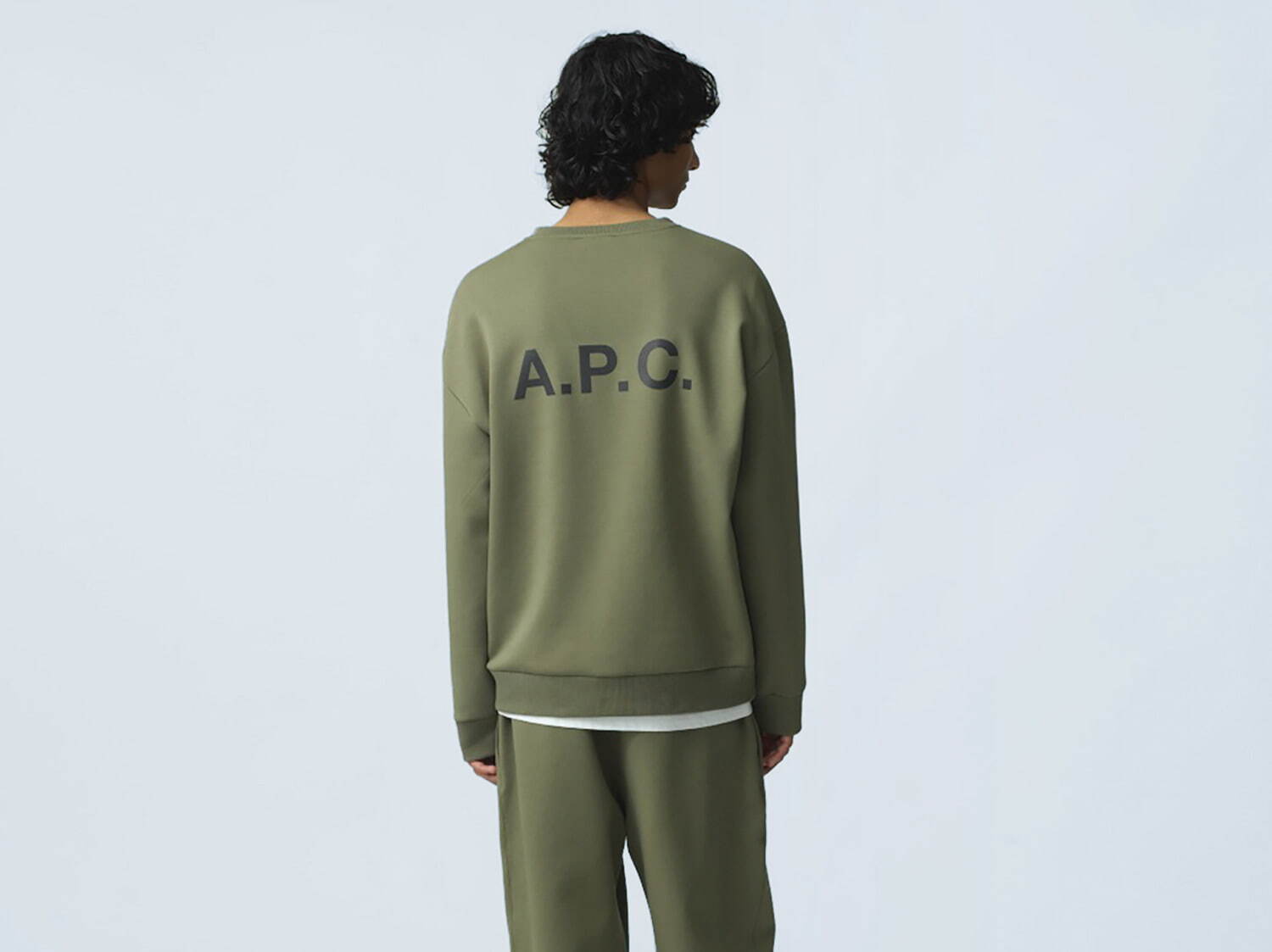 A.P.C.のロンハーマン限定スウェットセットアップ、軽量快適素材×リフレクターロゴ入りで｜写真1