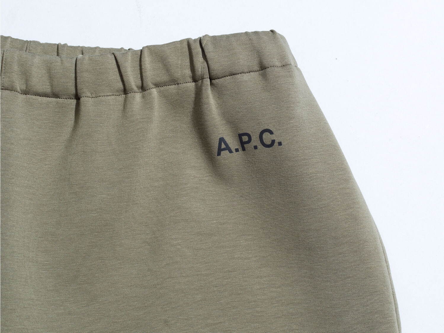 A.P.C.のロンハーマン限定スウェットセットアップ、軽量快適素材×リフレクターロゴ入りで｜写真6