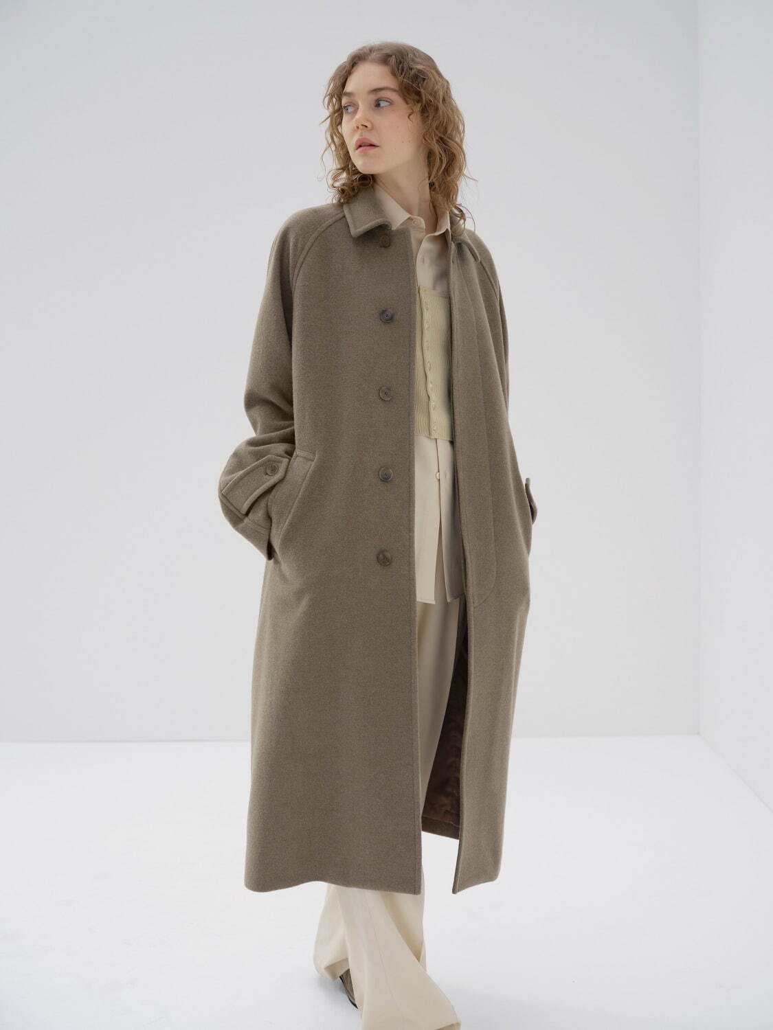 SUPER FINE WOOL MOSSER SOUTIEN COLLAR COAT 143,000円
10月中旬頃入荷予定