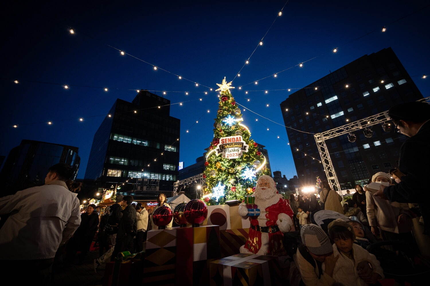 「仙台クリスマスマーケット2024」定番料理やグリューワイン・雑貨など集結、5メートルツリーも｜写真1