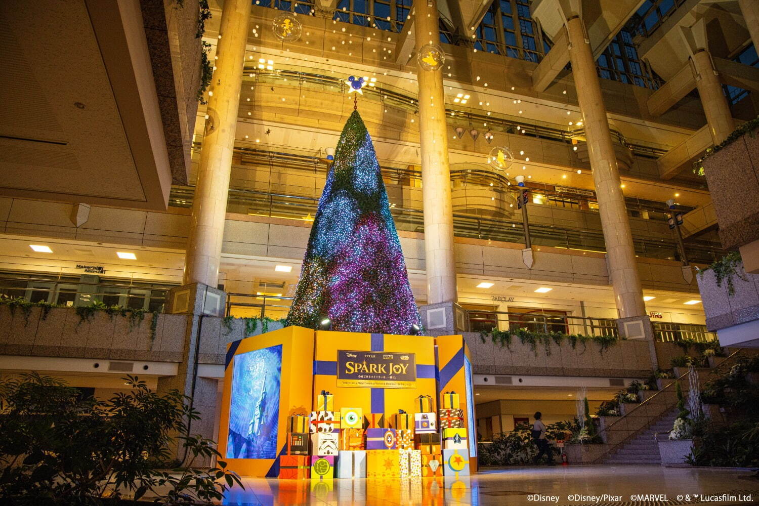 横浜みなとみらい24年クリスマス・新年イベント - ディズニーやピクサーのツリー＆フォトスポット｜写真2