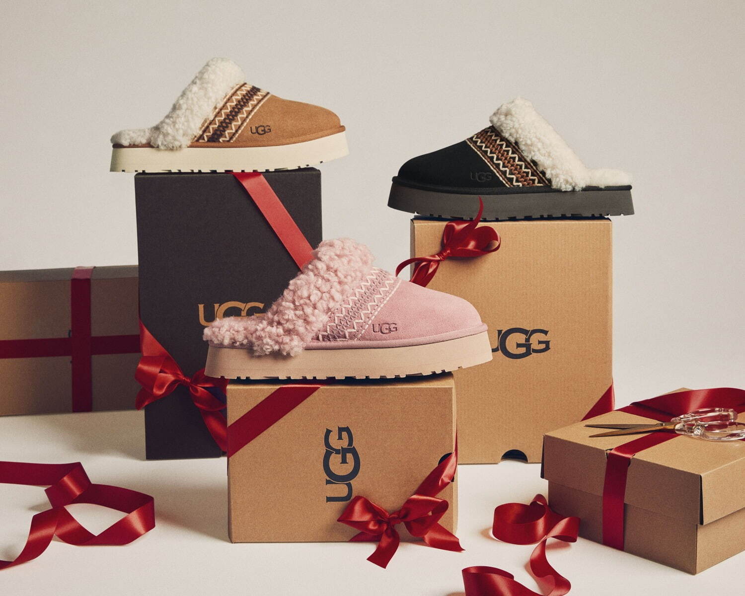 UGG24年クリスマス、ハンドステッチ＆ボリュームファーのスエードスリッパやブーツ｜写真2