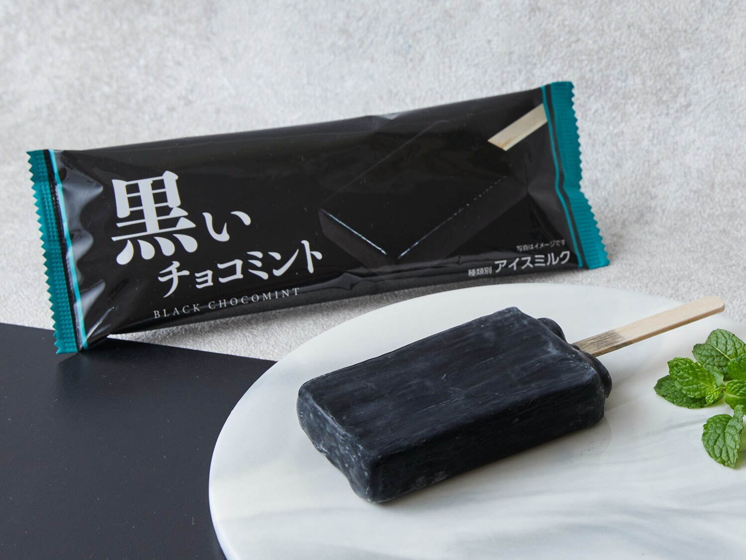 赤城乳業「黒いチョコミント」194円