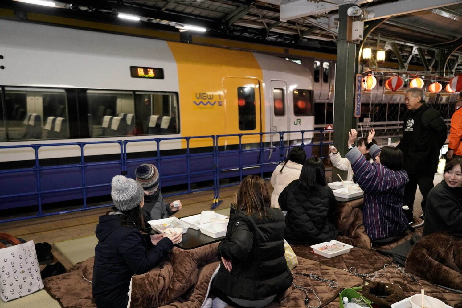 「おでんで熱燗ステーション」JR両国駅の“冬の風物詩”が再び、こたつで楽しむ日本酒＆アツアツおでん｜写真2