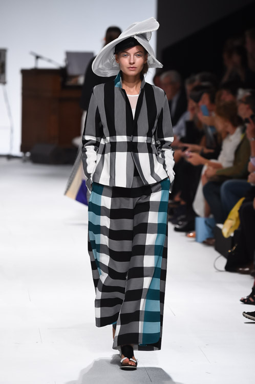 イッセイ ミヤケ(ISSEY MIYAKE) 2015年春夏ウィメンズコレクション シルエット - 写真35