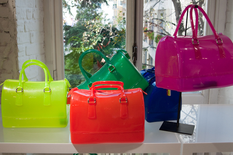 カラフル＆トロピカルなフルラ(FURLA)の最新バッグ＆シューズコレクション｜写真2