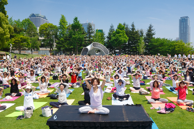 東京ミッドタウンで「OPEN THE PARK」開催、芝生広場で楽しむヨガやハイボールカフェ｜写真3