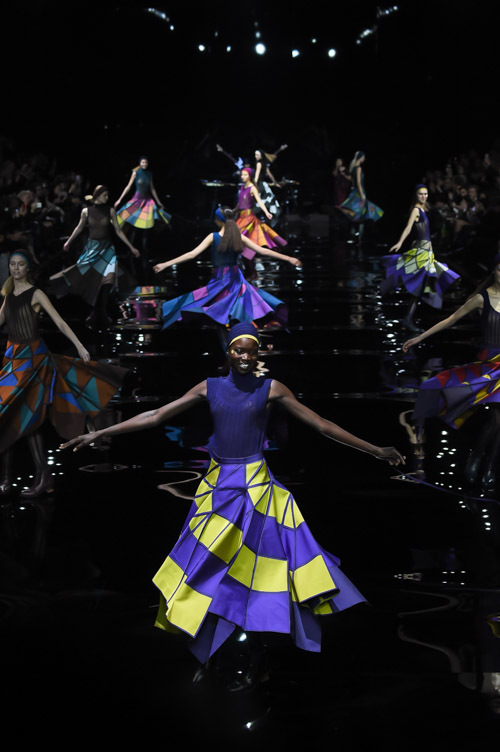 イッセイ ミヤケ(ISSEY MIYAKE) 2015-16年秋冬ウィメンズコレクション  - 写真58