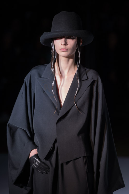 ヨウジヤマモト(Yohji Yamamoto) 2015-16年秋冬ウィメンズコレクション  - 写真22