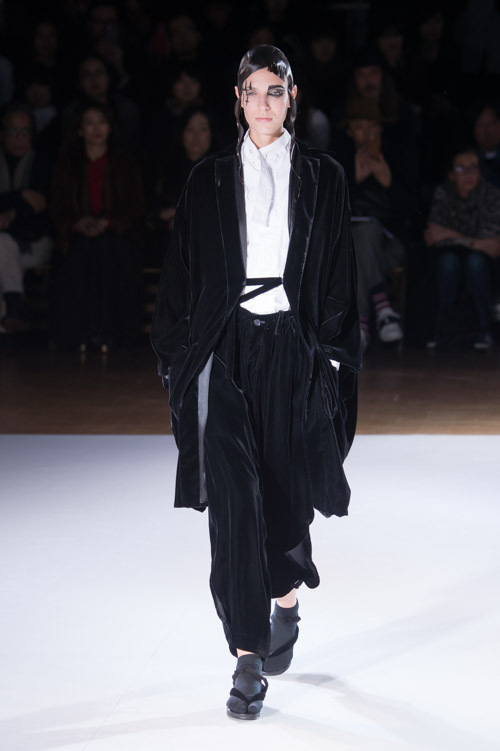 ヨウジヤマモト(Yohji Yamamoto) 2015-16年秋冬ウィメンズコレクション  - 写真32