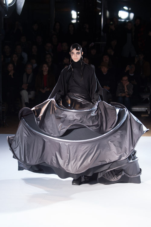 ヨウジヤマモト(Yohji Yamamoto) 2015-16年秋冬ウィメンズコレクション  - 写真74