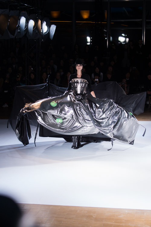 ヨウジヤマモト(Yohji Yamamoto) 2015-16年秋冬ウィメンズコレクション  - 写真76