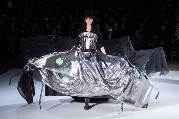 ヨウジヤマモト(Yohji Yamamoto) 2015-16年秋冬ウィメンズコレクション  - 写真77