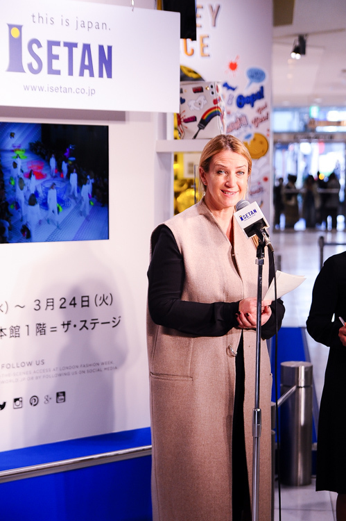 アニヤ・ハインドマーチの限定ストアが新宿＆梅田に - ステッカーでいっぱいの可愛らしいバッグ｜写真6