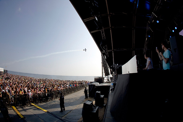 日本の砂浜で、2万人が熱狂する伝説のビーチパーティ「BIG BEACH FESTIVAL‘11」｜写真2