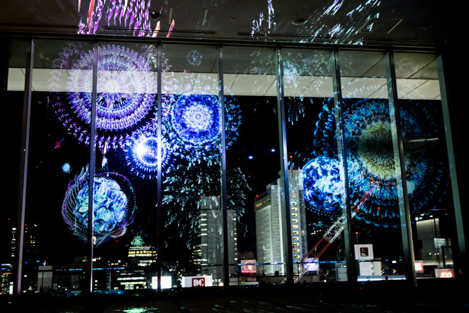 名古屋テレビ塔の展望台「スカイデッキ」夜景×プロジェクションマッピング - 都会の空をシャチが泳ぐ｜写真3