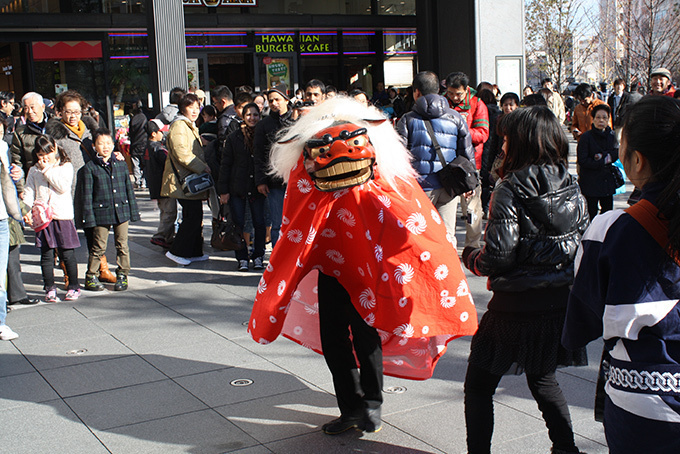 東京スカイツリータウンのお正月イベント - 力士との力比べ、書道パフォーマンス、福袋など｜写真3