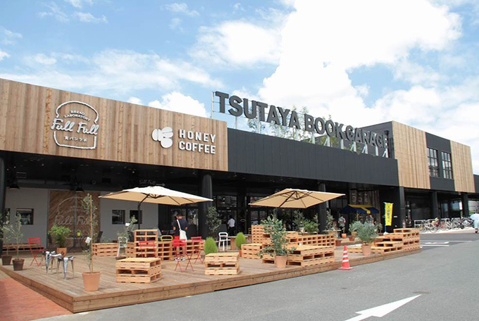 TSUTAYA BOOK GARAGE 福岡志免店-“日本最大級の中古書店”にカフェやピザ店も併設｜写真2