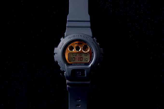 エクストララージ×G-SHOCK、ネイビーにゴールドが映えるシックな時計 - ブランド25周年記念｜写真13