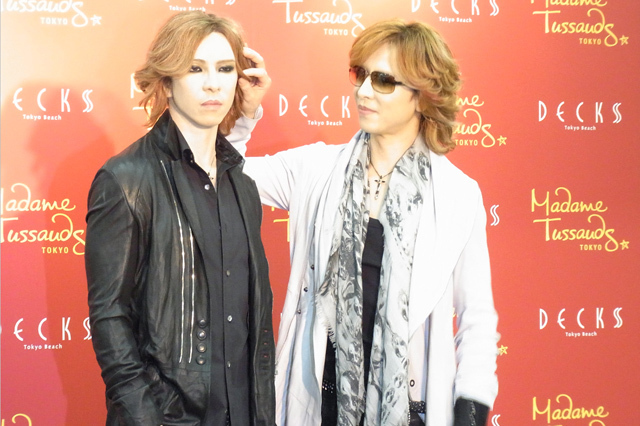 YOSHIKIが2人!? 本人が等身大フィギュアとご対面｜写真2