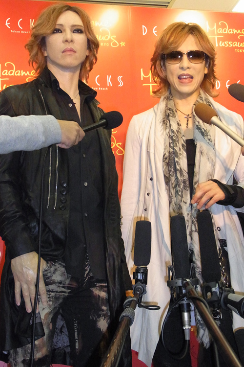 YOSHIKIが2人!? 本人が等身大フィギュアとご対面｜写真5