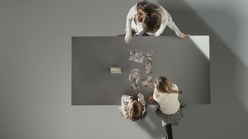 「Xperia Touch」壁や机に映されたスクリーン、タッチ操作でゲームや動画｜写真4