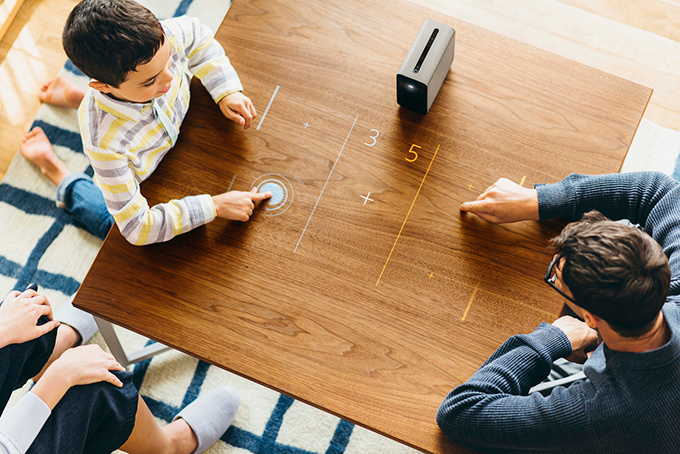 「Xperia Touch」壁や机に映されたスクリーン、タッチ操作でゲームや動画｜写真1