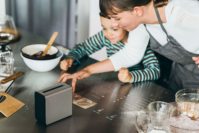 「Xperia Touch」壁や机に映されたスクリーン、タッチ操作でゲームや動画｜写真2