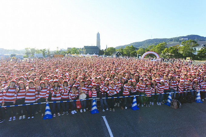 長崎・ハウステンボスでウォーリーの仮装イベント、赤白ストライプでギネス世界記録に挑戦｜写真1