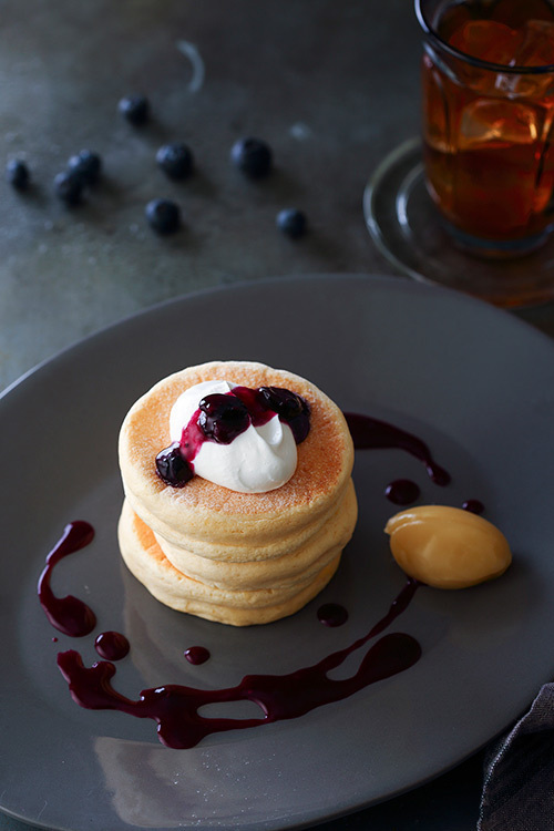 キハチ カフェ限定リコッタ・チーズパンケーキ、ふわふわ食感のパンケーキにブルーベリージャムをサンド｜写真1