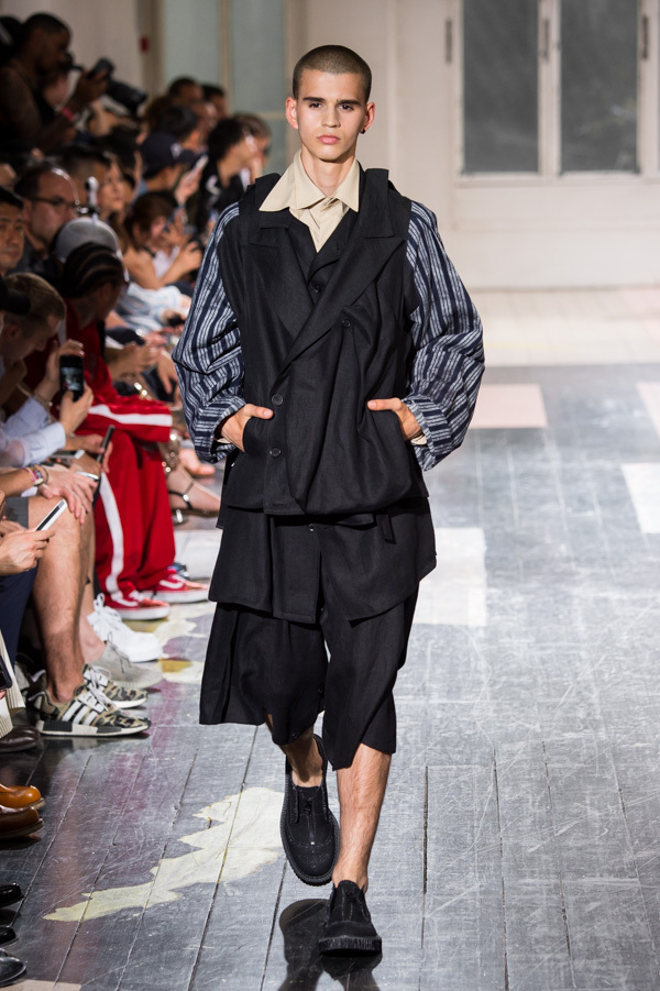 ヨウジヤマモト(Yohji Yamamoto) 2018年春夏メンズコレクション  - 写真23