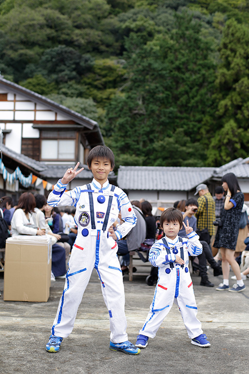 京都嵐山の法輪寺で「宙フェス」屋形船から見上げる渡月橋と月、アートなオブジェと星空のコラボ｜写真31