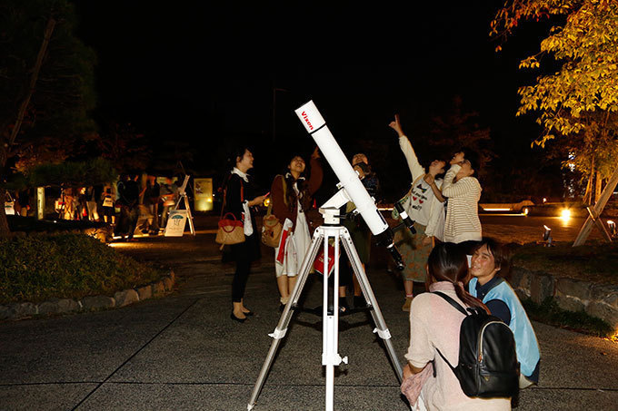 京都嵐山の法輪寺で「宙フェス」屋形船から見上げる渡月橋と月、アートなオブジェと星空のコラボ｜写真15