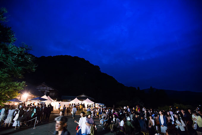 京都嵐山の法輪寺で「宙フェス」屋形船から見上げる渡月橋と月、アートなオブジェと星空のコラボ｜写真17