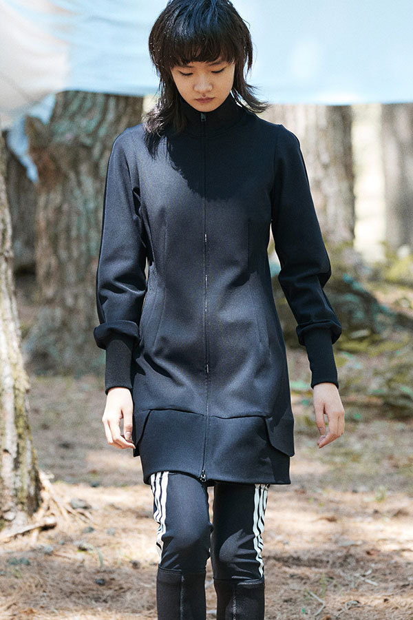 トップス Y-3 LUX DRESS JACKET  67,000円＋税
  レギンス Y-3 JERSEY LEGGINGS  18,000円＋税