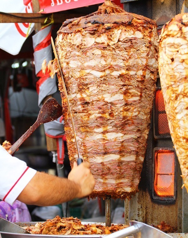 有名ケバブ店が一堂に「ケバブグランプリ」が新宿大久保公園で、日本最大級“300kg肉塊”やトルコ酒も｜写真1