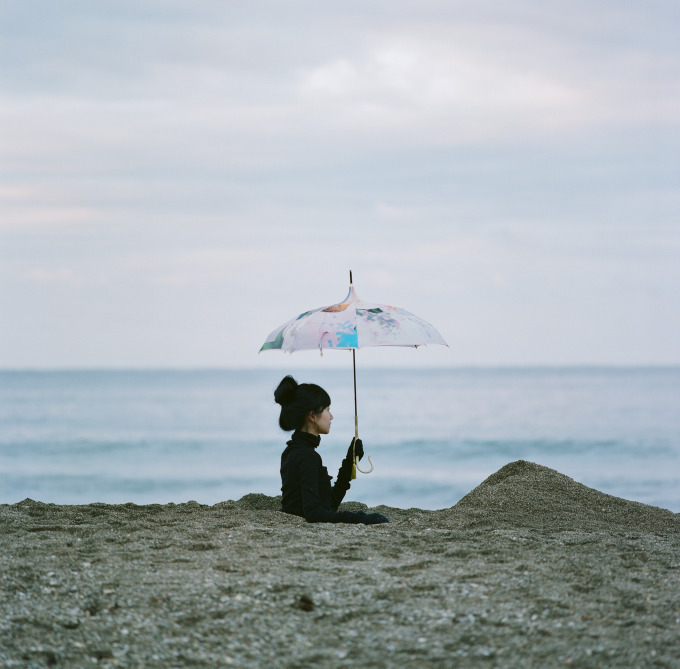 "She"晴雨兼用・パゴダ長傘 26,000円＋税(サイズ50cm、ポリエステル)
写真：江森康之