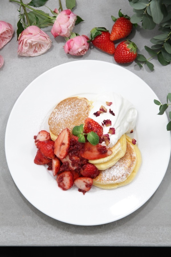 パンケーキ専門店「幸せのパンケーキ」銀座に新店舗、薔薇＆苺ソースの限定パンケーキも｜写真2