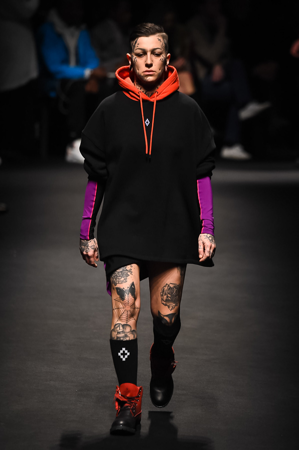 マルセロ・ブロン カウンティ・オブ・ミラン(MARCELO BURLON COUNTY OF MILAN) 2018-19年秋冬ウィメンズ&メンズコレクション  - 写真18