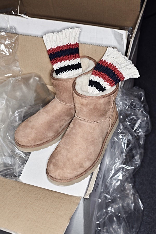 UGG x sacaiのコラボブーツ、クラシックな羊革モデルにニット素材をドッキング｜写真18