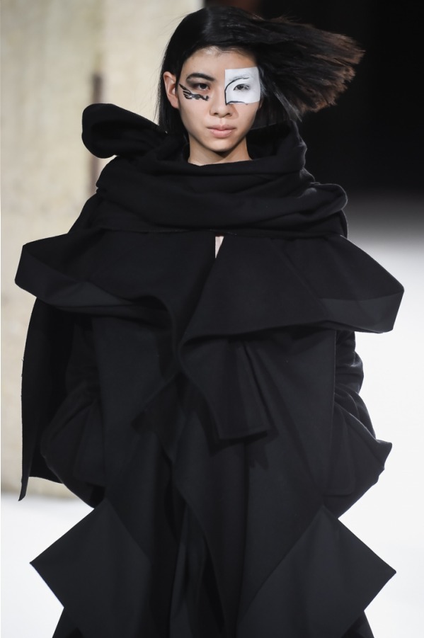 ヨウジヤマモト(Yohji Yamamoto) 2018-19年秋冬ウィメンズコレクション  - 写真5