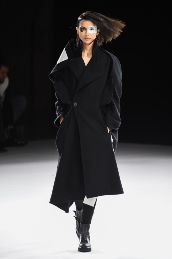 ヨウジヤマモト(Yohji Yamamoto) 2018-19年秋冬ウィメンズコレクション  - 写真21